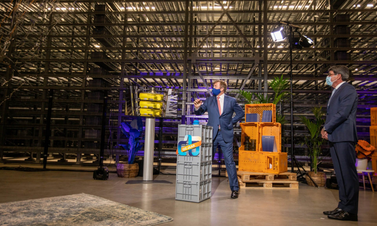 De Koning opent het nieuwe high tech magazijn van de jarige logistiek dienstverlener CB